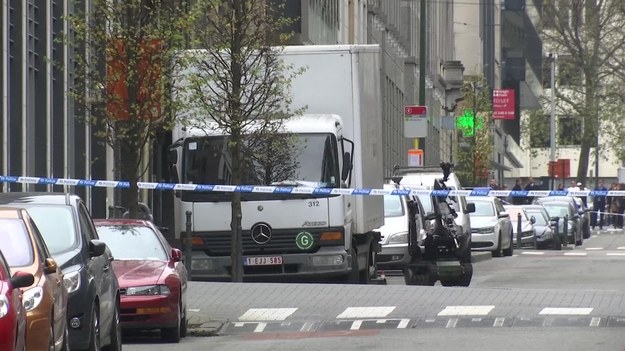 Policja i siły specjalne wkroczyły dziś przed południem do dzielnicy Molenbeek w Brukseli. Trwa obława na zamachowca, 26-letniego Belga Abdeslama Salaha. Okolica, w której znajduje się siedziba Komisji Europejskiej, została wyłączona z ruchu w obawie o bezpieczeństwo. 
