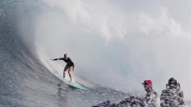 Paige Alms to z pewnością jedna z najodważniejszych surferek na świecie. Nie przestraszyła się ponad sześćdziesięciometrowej fali na Hawajach. „Szczęki”, jak nazywana jest ta fala to okazja do surfowania wyłącznie dla bardzo doświadczonych surferów. Wychowana na Hawajach Alms na desce pływa od dzieciństwa. Jej celem jest udowodnienie, że kobieta może być równie dobrą surferką, jak mężczyźni uprawiający tę dyscyplinę sportu. Obecnie amerykanka bierze udział w nagraniach do filmu The Wave I Ride, który będzie opowiadał o jej karierze.
