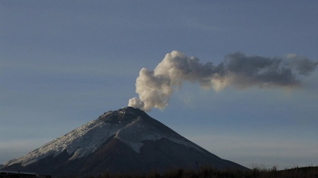 Piękny i groźny - wulkan Cotopaxi (5897 m n.p.m.) znajduje się w Ekwadorze i zaliczany jest do najniebezpieczniejszych na świecie. W sierpniu przebudził się po 138 latach (wówczas miała miejsce ostatnia duża erupcja). Od kilku miesięcy naukowcy nie spuszczają go z oczu. Jeśli tym razem dojdzie do silnej erupcji, szybkie topnienie lodowca pokrywającego zbocze góry, może uruchomić katastrofalne w skutku lahary, czyli schodzące z dużą prędkością lawiny popiołów wulkanicznych. 


Zagrożony laharami obszar znajduje się 45 km od Quito, stolicy Ekwadoru i jest zamieszkany przez 300 tysięcy osób. Lawiny błota i kamieni zrujnują domy i gospodarstwa, zniszczą też infrastrukturę. Ludność mieszkająca w pobliżu wulkanu żyje w ciągłym niepokoju. – Cotopaxi to nasze dobrodziejstwo i radość, ale także strach. Jest nie tylko piękny, potrafi być też niszczycielski. Może nam wszystko zabrać i zniszczyć tę zachwycającą dolinę – mówi Roberto Veloz, kierownik hotelu „Volcano Land” w miejscowości El Pedregal. 


Specjaliści monitorują częstotliwość emisji gazów i wstrząsów sejsmicznych. Nie są jednak w stanie zbadać wszystkich procesów zachodzących głęboko pod ziemią, dlatego nie mogą określić czy i kiedy dojdzie do następnej erupcji wulkanu. 
