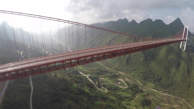 Skok spadochronowy z wysokości kilkuset metrów wymaga ogromnej odwagi. Na taki wyczyn zdecydował się pewien policjant z Californiii. Przęsło mostu na rzece Baling w Chińskiej prowincji Guizhou, z którego skoczył Christopher Carnahan ma wysokość blisko czterysta metrów. Amerykanin, choć jest doświadczonym skoczkiem przyznał, że widok, jaki zobaczył stojąc na szczycie mostu był wyjątkowy i zapierał dech w piersiach. Tego typu trudne skoki wykonywane są ze specjalnym, szybko otwierającym się spadochronem, ale nie są niczym skomplikowanym dla uprawiającego ten sport od kilkunastu lat Carahana. 