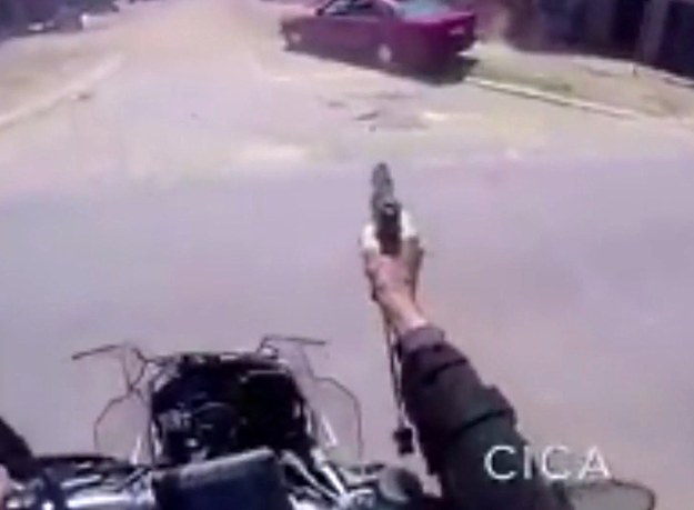 Kamera zamontowana na kasku policjanta, który brał udział w dramatycznym pościgu za pędzącym samochodem, uchwyciła moment strzelaniny. Jak twierdzi funkcjonariusz z RPA, zmuszony był użyć broni ze względu na niebezpieczeństwo, jakie stwarzał kierowca.