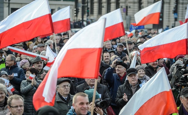 Współzałożyciel Partii Razem: Nie kupujemy bajki, że przez 25 lat demokracja miała się świetnie - Polska „To, co robi PiS, to łamanie zasad państwa prawa. Ale my nie kupujemy bajki, że przez ostatnie 25 lat nasza demokracja miała się świetnie, aż przyszedł PiS i ją zepsuł” – mówi w rozmowie z „Gazetą Wyborczą” Maciej Konieczny – współzałożyciel Partii Razem. „Kryzys demokracji nie zaczął się wczoraj. Ludzie, niestety, z państwem się nie utożsamiają, bo państwo zostawiło wiele grup społecznych za burtą” – dodaje.