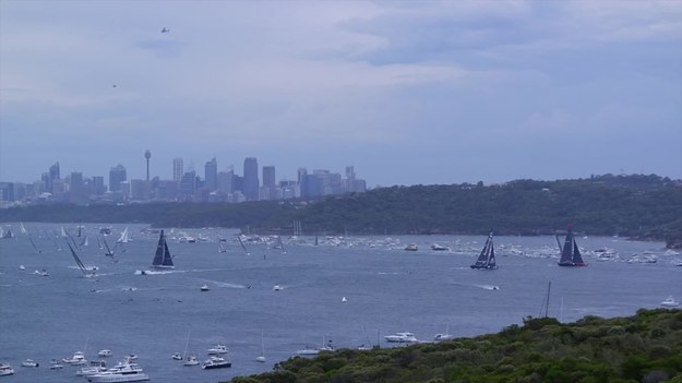 W ostatnich dniach zatoka Sydney zamieniła się w prawdziwy tor wyścigowy. Trwają tam właśnie doroczne Regaty Sydney-Hobart, najtrudniejsze zawody żeglarskie na świecie. Trasa wyścigu liczy niemalże 1170 km! Uczestnicy wystartowali drugiego dnia Świąt. Zobaczcie jak największe miasto Australii prezentuje się w cieniu jachtowych żagli.  