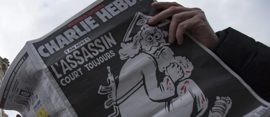 We Francji kontrowersje wokół rocznicowego numeru sławnego tygodnika satyrycznego „Charlie Hebdo”. Ukazał się on dziś aż w milionowym nakładzie – dzień przed rocznicą krwawego ataku islamskich terrorystów na paryską redakcje tego pisma. W zamachu na siedzibę Charlie Hebdo 7 stycznia ubiegłego roku zginęło 12 osób.