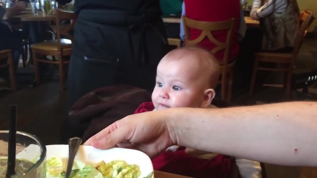 Sześciomiesięczne dziecko pierwszy raz w życiu smakuje cytrynę – jego reakcja jest rozbrajająca. 