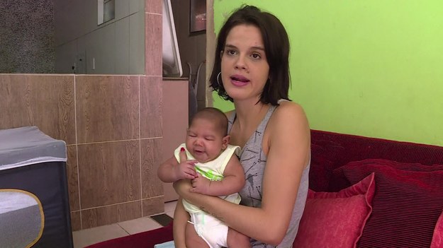 Kleisse była w piątym miesiącu ciąży, gdy okazało się, że jest zarażona, roznoszonym przez komary, wirusem zika. Wówczas nikt nie przypuszczał, że będzie to miało wpływ na jej dziecko. Ale gdy mały przyszedł na świat, zdiagnozowano u niego mikrocefalię, czyli małogłowie. To wada rozwojowa, z którą w Brazylii zaczęło rodzić się niepokojąco dużo dzieci. 


Według oficjalnych danych w brazylijskim stanie Bahia tę chorobę zdiagnozowano u pięciuset noworodków. – Faza, gdy byliśmy zaskoczeni, już minęła. Teraz wiadomo, że mamy do czynienia z realnym problemem, musimy działać – mówi Janeusa Primo, neurolog dziecięcy.  


Chociaż nie ma na to jednoznacznych dowodów, uważa się, że rosnąca liczba przypadków małogłowia wśród noworodków związana jest z szerzącym się wirusem Zika. U kobiet w ciąży zakażenie tym wirusem może zaburzyć rozwój płodu. 
 

Do tej pory problem dotyczył przede wszystkim krajów Ameryki Łacińskiej. Jednak o wykryciu obecności wirusa poinformowali także lekarze w Szwecji, Danii i Norwegii. Również ministerstwo zdrowia Wielkiej Brytanii podało, że na terenie kraju odnotowano trzy przypadki zakażenia wirusem Zika. We wszystkich przypadkach chodzi o osoby, które wróciły właśnie z Ameryki Łacińskiej.





