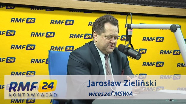 "Gdyby pan dziś mnie zapytał, czy dziennikarze byli podsłuchiwani, to odpowiedziałbym, że nie mogę powiedzieć z ręką na sercu, że nie byli. To, co wczoraj o podsłuchach powiedział minister Kamiński, to jest jego wiedza, ale jeśli się to potwierdzi, to znaczy, że jest coś na rzeczy" - mówi gość Kontrwywiadu RMF FM, wiceszef MSWiA Jarosław Zieliński. "Zostały przygotowane dwie części audytu w postaci dokumentu. Prokuratura podjęła swoją decyzję po zapoznaniu się z pierwszą częścią, drugą przekazaliśmy z własnej inicjatywy, ale i to jeszcze jest za mało. Sprawa podsłuchów wymaga dalszych badań" - uważa gość RMF FM. Pytany o to, kto podsłuchiwał dziennikarzy, odpowiada: "ja tego nie wiem. Wszystko wymaga wyjaśnienia". Czy komendant Maj i jego rozmowy z przełożonymi były podsłuchiwane? "Żyjąc w polskim państwie wszystko biorę pod uwagę, również i to. Nie mam pewności, że rozmowy nie były podsłuchiwane, ale byłbym bardzo zdziwiony" - mówi gość Kontrwywiadu.