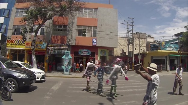 Stanie na światłach bywa nużące? Nie w Peru! W Chiclayo uliczny artysta urozmaica kierowcom oczekiwanie na zielone światło, tańcząc ze swoimi nietypowymi marionetkami. 