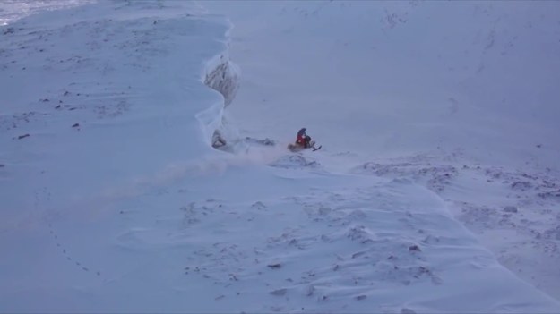 Chcąc sprawdzić wytrzymałość swojego nowego skutera śnieżnego, Antti Pendikainen z Finlandii, postanowił zjechać na nim z urwiska wysokiego na 500 m. Mężczyzna w ostatniej chwili zeskoczył z pojazdu ze spadochronem, ratując się przed zderzeniem z ziemią. Wydawałoby się, że po takim upadku sprzęt nie będzie nadawał się do naprawy, lecz ku zaskoczeniu wszystkich, skuter okazał się sprawny. W szalonym wyczynie Pendikainena wspierali członkowie Stunt Freaks Team, którzy specjalizują się w podniebnej akrobacji z wykorzystaniem motocykli i skuterów.