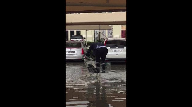 Ostatnimi czasy Dubaj zmagał się z rzęsistymi ulewami, które spowodowały lokalne podtopienia. W czasie powodzi poruszanie się po mieście było znacznie utrudnione. Ten mężczyzna chcąc przedostać się suchą stopą do swojego samochodu, postanowił wykorzystać wózek sklepowy. Nie przewidział jednak, że jego pojazd może okazać się trudny w sterowaniu. 