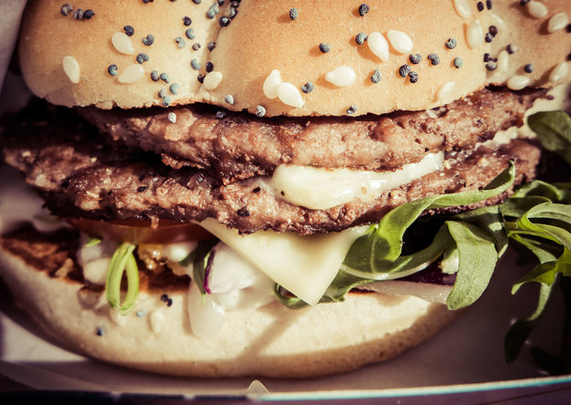 McDonald’s Polska otworzył we Wrocławiu piąty lokal w Polsce, gdzie testuje nową usługę pozwalającą na indywidualne komponowanie burgerów. Goście mogą samodzielnie tworzyć swoje kompozycje smakowe z 28 produktów. Wszystkie składniki są świeżo przygotowane, a kanapki zamawiane przy samoobsługowym ekranie i dostarczane potem przez kelnera do stolika.


– Wrocław jest piątą lokalizacją, w której rozpoczynamy realizację naszego testu, który wprowadza zupełną nowość do McDonald’s w skali światowej. To możliwość kreowania burgerów przez naszych gości. Skomponuj swój smak to przede wszystkim personalizacja. Blisko 30 składników, z których można skomponować swojego burgera – podkreśla Krzysztof Kłapa, dyrektor ds. korporacyjnych i zasobów ludzkich w McDonald’s Polska.


Polska jest pierwszym krajem w Europie, w którym rozpoczęto testy tego projektu. Podobne rozwiązanie pojawiło się dotąd w zaledwie kilku krajach na świecie. 


Jak podkreśla Krzysztof Kłapa, taki pomysł może być receptą na budowanie więzi z dzisiejszym konsumentem, który zamiast masowości wybiera indywidualne podejście.


– Badania pokazują, że dzisiejszy gość chce indywidualnego traktowania. Oczekuje takiego produktu, o którym marzy, jaki sobie wymyślił. To duży krok do przodu i wyzwanie dla konkurencji – ocenia dyrektor w McDonald’s.


Wrocławska restauracja jest piątą w Polsce, w której to nowe rozwiązanie jest testowane. W dwóch restauracjach w Warszawie, jednej w Bielawie i jednej w Kielcach, w których projekt został już wdrożony, rozwiązanie spotkało się z dużym zainteresowaniem klientów. Dla sieci to zupełna nowość. Kanapki można zamawiać przy samoobsługowym ekranie, a do stolika przyniosą je kelnerzy.