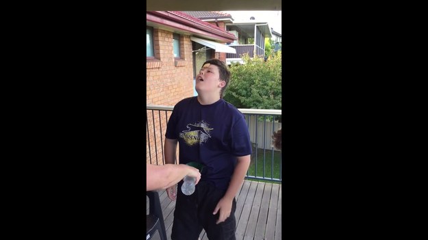 Queensland, Australia. Mama bezlitośnie zakpiła z własnego syna. Wycięła mu klasyczny dowcip z lejkiem i ciastkiem. Reakcja wkręconego chłopca — bezcenna.