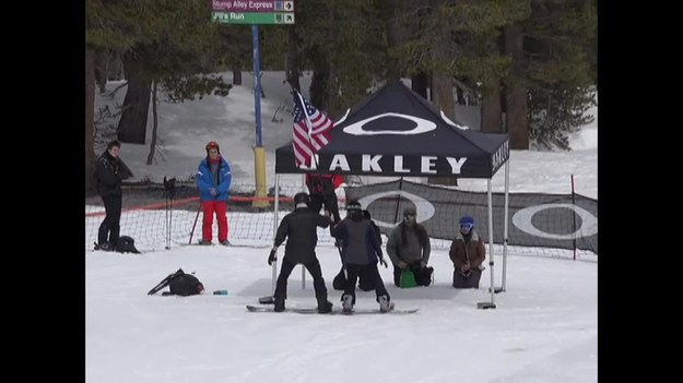 Zabawny film z jedną z najlepszych snowboardzistek świata w roli głównej.
Amerykanka Chloe Kim, specjalizująca się w konkurencji Halfpipe, przewróciła się podczas zjazdu z amerykańską flagą w czasie ceremonii otwarcia zawodów w Mammoth Lakes w Kalifornii.


Kim jest pierwszą kobietą, która otrzymała w zawodach Pucharu Świata w snowboardzie w konkurencji halfpipe maksymalną notę 100 punktów. Zaledwie 15-letnia Amerykanka wygrała rywalizację w Park City.