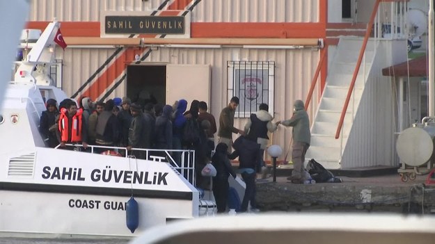 W poniedziałek rano turecka straż przybrzeżna zatrzymała uchodźców, którzy próbowali przedostać się do Grecji.


Uchodźcy, w większości mężczyźni, zostali zawróceni do portu Dikili we wschodniej Turcji.


Obowiązująca od dzisiaj umowa między Unią Europejską a Turcją ma pomóc w zatrzymaniu fali migracyjnej do Europy. W poniedziałek z greckiej wyspy Lesbos usunięto 131 migrantów.