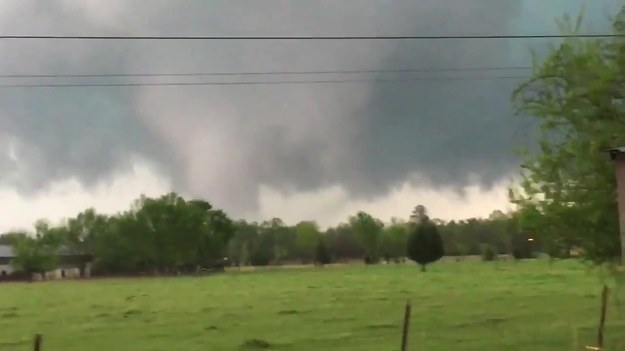 Mieszkańcowi New Hope w amerykańskim Mississippi udało się nagrać potężne tornado, które przeszło nad tym regionem. Tornado uderzyło w momencie, gdy mężczyzna próbował dostać się do piwnicy pobliskiego domu.