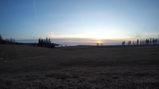 Piękny zachód słońca nakręcony na polach golfowych Belfast Highland na Wyspie Księcia Edwarda w Kanadzie. Jest to tzw. film poklatkowy. Dzięki tej technice procesy trwające całymi godzinami, czy nawet dniami można obejrzeć w kilkanaście sekund.