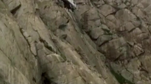 Uważajcie, jakie miejsce wybieracie na oświadczyny! 27-letni Michael Banks wybrał górę Morro Rock, by z upatrzonej przez siebie półki skalnej zadzwonić do dziewczyny i przez jedną z aplikacji wideo poprosić ją o rękę.


Dobra wiadomość jest taka, że na swoje pytanie dostał twierdzącą odpowiedź. Gorzej, że... nie potrafił już zejść z góry. Do akcji ratunkowej został wysłany helikopter. Ratownikom udało się ściągnąć Banksa ze skalnej ściany. Na linie opuścił się kapitan Todd Gailey. Przypiął do niej mężczyznę i obaj bezpiecznie wrócili na ziemię.