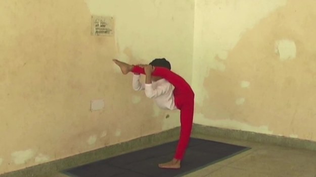 Ten mały Hindus jest bardziej elastyczny niż wąż. 11-letni miłośnik jogi - Rishabh Jha jest w stanie w nieprawdopodobny sposób wyginać swoje ciało. Swoimi umiejętnościami zachwyca nie tylko mieszkańców indyjskiego stanu Bihar, z którego pochodzi. Chłopiec zaczął ćwiczyć w wieku 6 lat. Zainspirował go trener jogi. Warto zauważyć, że takie ciało to efekt morderczych treningów. - Ćwiczę jogę przez dwie godziny rano i wieczorem - mówi Rishabh