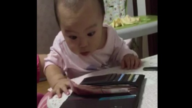 Zabawny filmik, pokazujący, jak niemowlę reaguje na znalezienie gotówki w portfelu ojca. Film nakręcono w Dezhou w prowincji Shandong, w Chinach. Zobaczcie koniecznie.