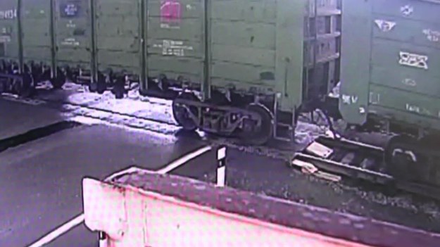 Kierowca tej ciężarówki miał ogromne szczęście. O włos uniknął zderzenia z pędzącym pociągiem. Przyczyną zdarzenia była nagła awaria hamulców. A wszystko działo się w Rosji. Kierowca nie został ranny. Śledztwo w sprawie trwa.