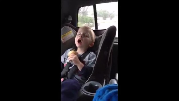 Wyjątkowy materiał filmowy, nakręcony w ubiegłym roku w Kalifornii, w USA, z małym dzieckiem w roli głównej, które bardzo stara się utrzymać oczy otwarte, jedząc loda na tylnym siedzeniu samochodu.