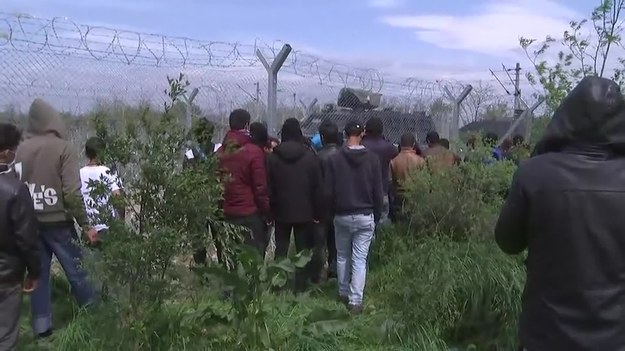 Co najmniej 260 migrantów ucierpiało w niedzielę, gdy macedońska policja użyła gazu łzawiącego i plastikowych kul wobec kilkusetosobowej grupy, która próbowała sforsować ogrodzenie na grecko-macedońskiej granicy - poinformowali Lekarze bez Granic.


Macedońska policja użyła gazu łzawiącego, żeby odeprzeć ok. 500 migrantów napierających na ogrodzenie rozległego i prowizorycznego obozowiska dla uchodźców w Idomeni, po greckiej stronie przejścia na granicy z Macedonią. Protestujący, którzy obrzucali macedońską policję kamieniami, nie zdołali przedostać się przez ogrodzenie.
