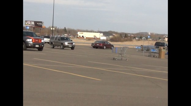 Zabawny film, nakręcony w sobotę przed jednym z supermarketów w Minnesocie, w USA. Widać na nim wózek na zakupy, który samoistnie porusza się po parkingu, mijając zaparkowane samochody.