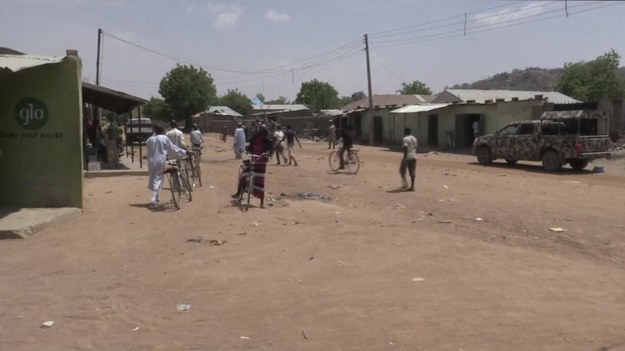14 kwietnia miną dwa lata od uprowadzenia ponad 200 uczennic przez islamistów z grupy Boko Haram. Tylko nielicznym udało się wtedy uciec. Pozostałe do tej pory nie zostały odnalezione. Ale rodzice dziewczyn nie tracą nadziei.


Nigeryjskie miasto Chibok było świadkiem licznych ataków od czasu porwania, ale oprócz bezpieczeństwa, gniew mieszkańców wzbudza także brak edukacji dla młodzieży. Jak podkreślają, to kolejne zwycięstwo bojówek Boko Haram, którzy są przeciwni kształceniu młodzieży.