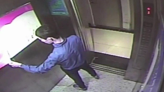 To szokujące nagranie pokazuje mężczyznę, czekającego na windę w jednym z apartamentowców w Sinciang, w Chinach. Mężczyzna bawi się zapalniczką i podpala wiszącą obok windy tablicę reklamową. Na filmie widać, że tego nie zauważa lub po prostu się tym nie przejmuje. A ogień szybko się rozprzestrzenia. Według lokalnych doniesień, człowiek ten wciąż nie został zatrzymany.