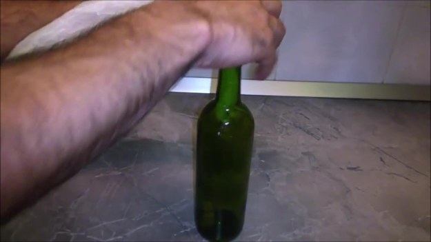 Fajne nagranie, pokazujące, jak wydobyć korek, który wpadł do butelki po winie. Na tym wideo, nagranym w Serbii widać, że potrzebna jest zwykła sklepowa siatka i... mężczyzna z dobrymi płucami.
