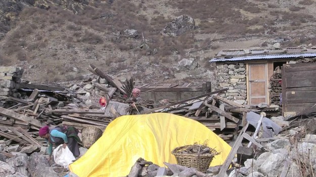 W dolinie Langtang, uznawanej za raj dla miłośników trekkingu, wciąż panuje przenikliwa cisza. Dokładnie rok temu w Nepalu miało miejsce silne trzęsienie ziemi, które wywołało ogromną lawinę kamieni i błota. 


W tej wiosce położonej w dolinie Langtang zostało przysypanych kilkaset osób. Wśród nich była Chiring Chokpa Lama i jej 21-letnia córka. – Słyszałam, jak woła: „mamo, mamo!”, ale ja nie mogłam wydostać się spod kamieni. Wzywałam pomoc. Nic więcej nie mogłam zrobić – opowiada kobieta. 



W całym Nepalu trzęsienie ziemi pochłonęło blisko dziewięć tysięcy osób. Tutaj, pod kamieniami, zostało 326 osób. 
