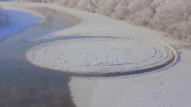 Oto nagranie niezwykłego zjawiska na jednej z rosyjskich rzek. Okrągła "płyta lodu" obraca się bardzo powoli na wodzie. Film, nakręcony w obwodzie omskim (Syberyjski Okręg Federalny), pokazuje wirujące na rzece kawałki lodu, tworzące ogromne koło.
