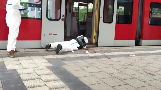 Atak nożownika na stacji szybkiej kolei miejskiej (S-Bahn) w mieście Grafing pod Monachium. Jedna osoba zmarła, a trzy inne zostały ranne. Według zeznań świadków, w czasie napaści mężczyzna wykrzykiwał po arabsku "Allah Akbar". Policja weryfikuje te zeznania.