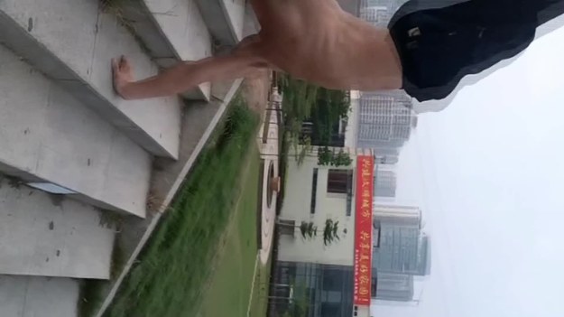 Ten artysta wojenny - o pseudonimie Fan Congcong – wspina się w górę i schodzi w dół po schodach na rękach. Wykorzystując ręce potrafi też szybko biegać. Aż strach pomyśleć, co jeszcze robi tymi rękami! Dodajmy, że film nakręcono w Chengdu, w prowincji Sichuan w ubiegłą niedzielę, a Fan Congcong chciał pobić rekord świata.