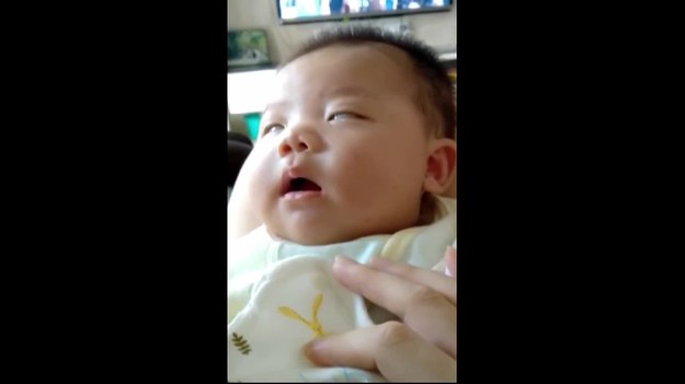Na tym filmie, nagranym w Foshan w prowincji Guangdong, w Chinach widać niemowlę, które przewraca oczami i uśmiecha się podczas snu. Słodziak.
