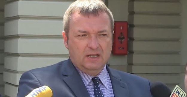 Wiceminister zdrowia Marek Tombarkiewicz stwierdził w południe, że nie ma chęci porozumienia ws. konfliktu w CZD. - Kwota żądań z dzisiaj jest wyższa niż ta, która była ostatnio omawiana, nawet w tej wersji pierwotnej. Nawet pojawiły się nowe punkty - dodatków za pracę na dyżurach w dni świąteczne, dodatkowych pieniędzy za szczególne pięć dni, czyli tych "dużych świąt" w roku i to wszystko generuje dodatkowe koszty - powiedział Tombarkiewicz.