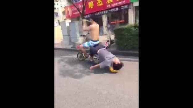 To nagranie zaskakuje. Oto pracownicy budowlani z Chin wracają z pracy, jadąc na rowerze elektrycznym. Kierowca wygląda i zachowuje się całkiem normalnie. Ale pasażer z tyłu... to już zupełnie inna historia. Musicie to zobaczyć!
