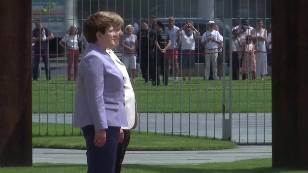 Od uroczystego powitania premier Beaty Szydło przez kanclerz Niemiec Angelę Merkel rozpoczęły się w środę w Berlinie polsko-niemieckie konsultacje międzyrządowe. W rozmowach wezmą udział szefowie prawie wszystkich resortów.