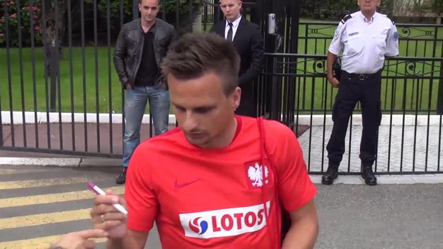 Fani czekali cierpliwie pod hotelem, aby zdobyć autografy polskich piłkarzy. Niektórzy chcieli sobie także zrobić z nimi zdjęcie.