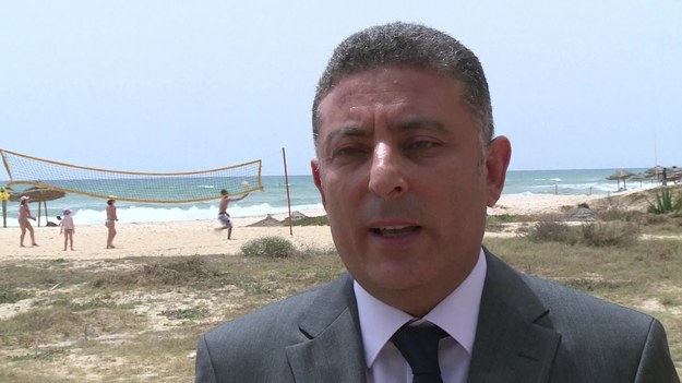Rok po zamachu terrorystycznym w Susie, podczas którego zginęło 38 turystów, monitoring oraz kontrole bezpieczeństwa stały się normą we wszystkich tunezyjskich ośrodkach wypoczynkowych. Hotele robią wszystko, aby pokazać gościom, że dbają o ich bezpieczeństwo. 


- Kiedyś reklamując się mówiliśmy o słonecznej pogodzie i plażach, dziś mówimy o słońcu, plażach i bezpieczeństwie. Teraz to ono jest najważniejszym argumentem; wydajemy na nie o wiele więcej niż kiedyś – mówi Anis Suissy, dyrektor hotelu Royal Resort w Yasmine-Hammamet.


Turystyka jest ważną gałęzią tunezyjskiej gospodarki. Ten sektor wytwarza siedem procent tamtejszego PKB. Nic więc dziwnego, że władze robią wszystko, aby kraj znów stał się chętnie odwiedzanym celem podróży. 
