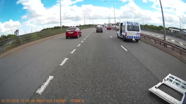 Kamery w samochodach rejestrują różne dziwne zdarzenia. Ten kierowca był w szoku, gdy jadąc autostradą zobaczył drzwi od minibusa lecące w jego kierunku. Wideo oglądnięto już prawie 200 tys. razy. Zobaczcie. 