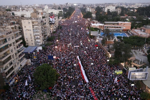 30 czerwca 2013 roku miliony Egipcjan wyszły na ulicę Kairu, żądając dymisji islamskiego prezydenta Muhammada Mursiego. Demonstranci oskarżali go o podsycanie niepokojów społecznych i chęć zmonopolizowania władzy. – Został wybrany demokratycznie, ale nic dla kraju nie zrobił. Tylko nas podzielił, skłócił chrześcijan i muzułmanów – mówiła wówczas Mery Maher, uczestniczka demonstracji. 


Protestujących wysłuchało wojsko. 3 lipca 2013 roku, w wyniku zamachu stanu, prezydent Mursi stracił stanowisko. 


Od tamtych wydarzeń mijają trzy lata. Wielu Egipcjan jest rozczarowanych nowymi władzami.  – 3 lipca 2013 roku otrzymaliśmy obietnicę uchwalenia nowej konstytucji, osiągnięcia pojednania narodowego i wprowadzenia systemu demokratycznego. Dziś widzimy, że we wszystkich tych kwestiach występują poważne komplikacje – komentuje dziennikarz Khaled Dawud. 


*Zdjęcie ilustrujące materiał jest autorstwa Mahmouda Khaleda/AFP.
