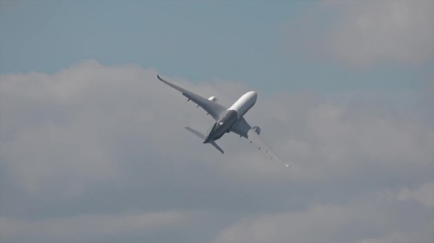 Oto moment, gdy Airbus A350 startuje z lotniska niemal pionowo!


Ten niewiarygodny moment uchwycono podczas pokazów lotniczych w Hampshire, w Wielkiej Brytanii. Na filmie widać, jak olbrzymi samolot gwałtownie wznosi się do góry zaledwie sekundy po starcie.


Ta akrobacja miała na celu pokazanie możliwości nowego modelu Airbusa.


Airbus A350 może pomieścić do 325 osób, a rozpiętość skrzydeł wynosi 64,75 metrów.