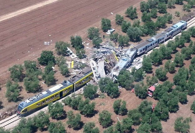 Co najmniej 10 osób zginęło, a kilkadziesiąt zostało rannych we wtorek w wyniku czołowego zderzenia pociągów w Apulii na południu Włoch - poinformowały miejscowe służby ratunkowe. Nie wyklucza się, że ofiar może być więcej.
