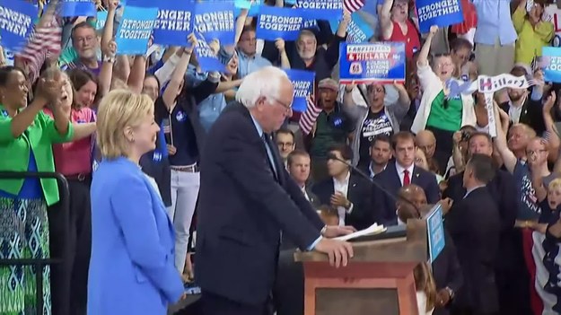 Bernie Sanders rywalizujący dotychczas z Clinton o nominację Demokratów na kandydata do tegorocznych wyborów prezydenckich, oficjalnie poparł ją w trakcie wiecu Clinton w New Hampshire.