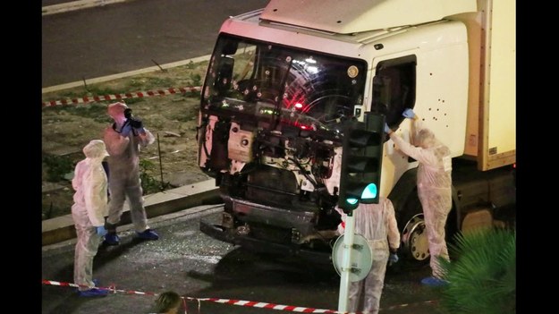 Francuskie Ministerstwo Spraw Wewnętrznych poinformowało, że liczba ofiar śmiertelnych nocnego ataku w Nicei wzrosła do 84. Jest wielu rannych, kilkanaście osób jest w stanie krytycznym. Przypomnijmy: w tłum świętujących ludzi wjechała biała furgonetka. Zamachowcem był 31-letni mężczyzna urodzony w Tunezji. Mężczyzna był znany służbom bezpieczeństwa.