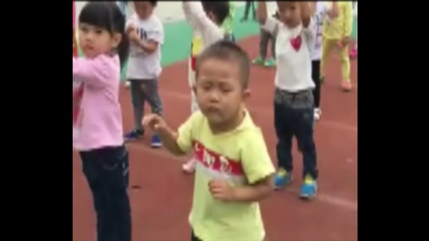 Zabawny filmik z Chin o chłopcu, który zasypia na stojąco podczas ćwiczeń zorganizowanych w czasie przerwy w szkole. :)