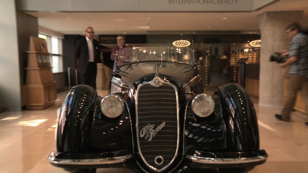 Dom aukcyjny Sotheby's z Nowego Jorku zaprezentował wyjątkowy samochód. Oto Alfa Romeo 8C 2900B z 1939 roku, wersja touring spider, co oznacza, że posiada nadwozie firmy Touring. To jeden z 12 znanych istniejących egzemplarzy. W sumie zbudowano 32 takie auta. To jeden z najszybszych, najelegantszych i najpiękniejszych samochodów wyprodukowanych przed wojną. 20 sierpnia alfa zostanie wystawiona na aukcji. Jeśli akurat macie jakieś 15 milionów dolarów, to... samochód może być wasz :).