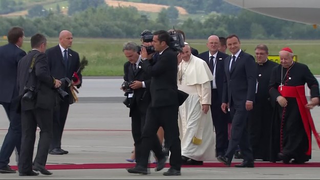 Samolot z papieżem Franciszkiem wylądował już na lotnisku w podkrakowskich Balicach. Przywitała go m.in. para prezydencka i premier RP Beata Szydło.