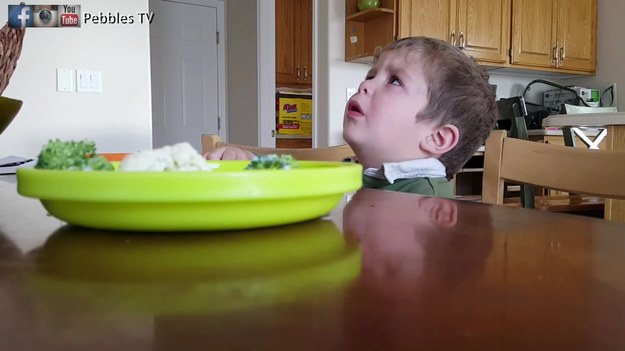 Uroczy film z maluchem, który bardzo nie chce jeść warzyw. 3-letni Manny wielokrotnie mówi: "Nie chcę jeść moich warzyw". Jego mama twierdzi jednak, że normalnie chłopiec uwielbia marchewkę i brokuły, ale wtedy miał dzień na... ser. 